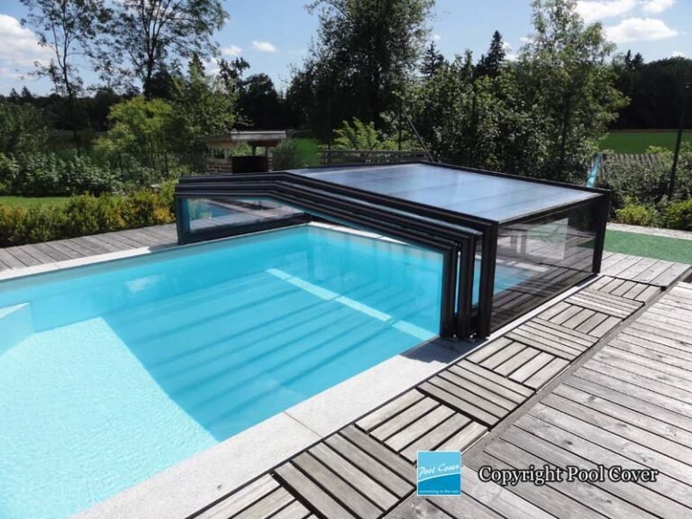 abri mi haut installe sur piscine moderne
