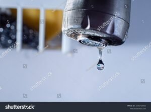 gouttes deau tombant sur tache de rouille