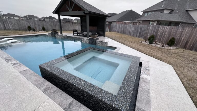 piscine avec eau claire et traitement equilibre