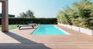 piscine en travertin entouree de terrasse bois