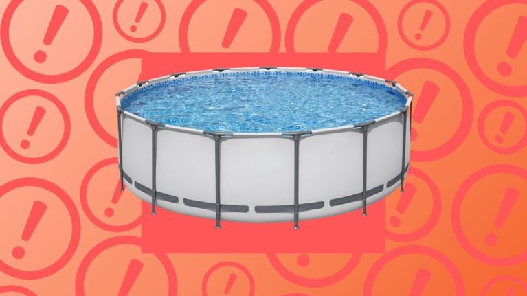 piscine hors sol avec panneau davertissement rouge