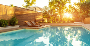 piscine moderne avec entretien professionnel en action