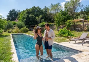 piscine moderne avec nageurs detendus en plein air