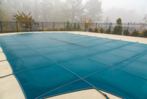 piscine protegee sous bache hivernale transparente