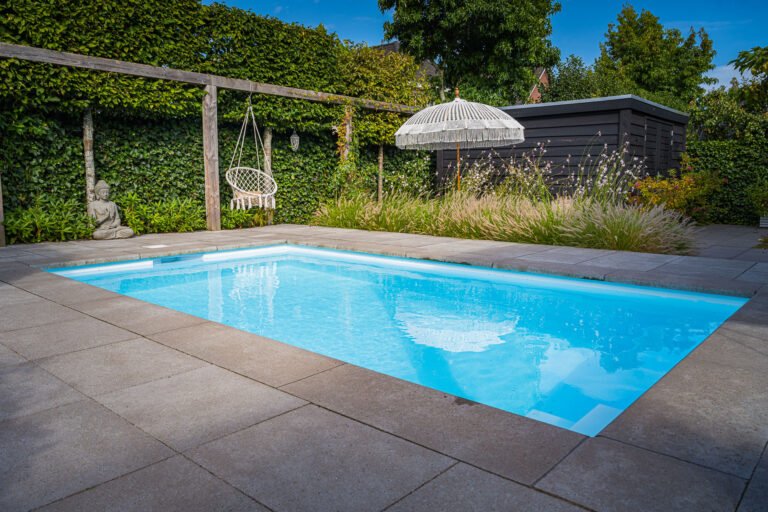 piscine zen et moderne avec baigneurs heureux