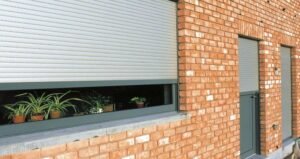 volets roulants solaire et electrique cote a cote